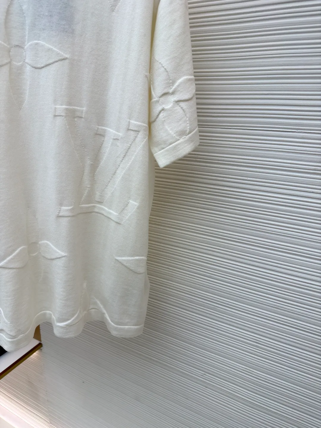 LOUIS VUITTON Four-leaf clover woolen short-sleeve ●Original version: 11000 purchased and developed ●Item number: 1681110-A55 ●Fabric: combed cotton fabric ●Technology: woolen fabric ●Version: fitted version ●Weight: about 240 grams ●Size: XS-S-M-L ●Description: The wool material is made of 40s double-ply 100% combed cotton yarn, and the machine uses 14 needles and 2 yarns to weave the piece. A single piece takes 160 minutes per piece, 20 minutes for plate sewing, manual quality inspection, and specific three-standard washing. The overall wiring is straight and delicate, the fabric is comfortable and soft, and the color is consistent without color difference. It can be matched with the same style to create a fashionable look and control various occasions. Customized accessories, complete with three standards, same style for men and women!
